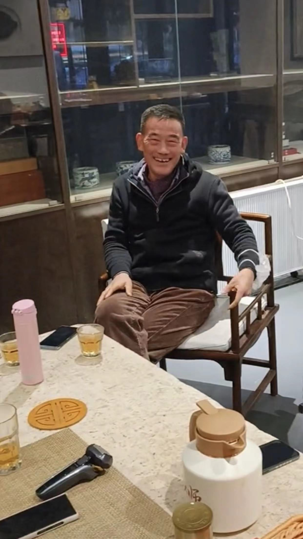 90岁杨少华与儿孙聚会,身形消瘦仍爱吃肉抽烟,一家六口如复制
