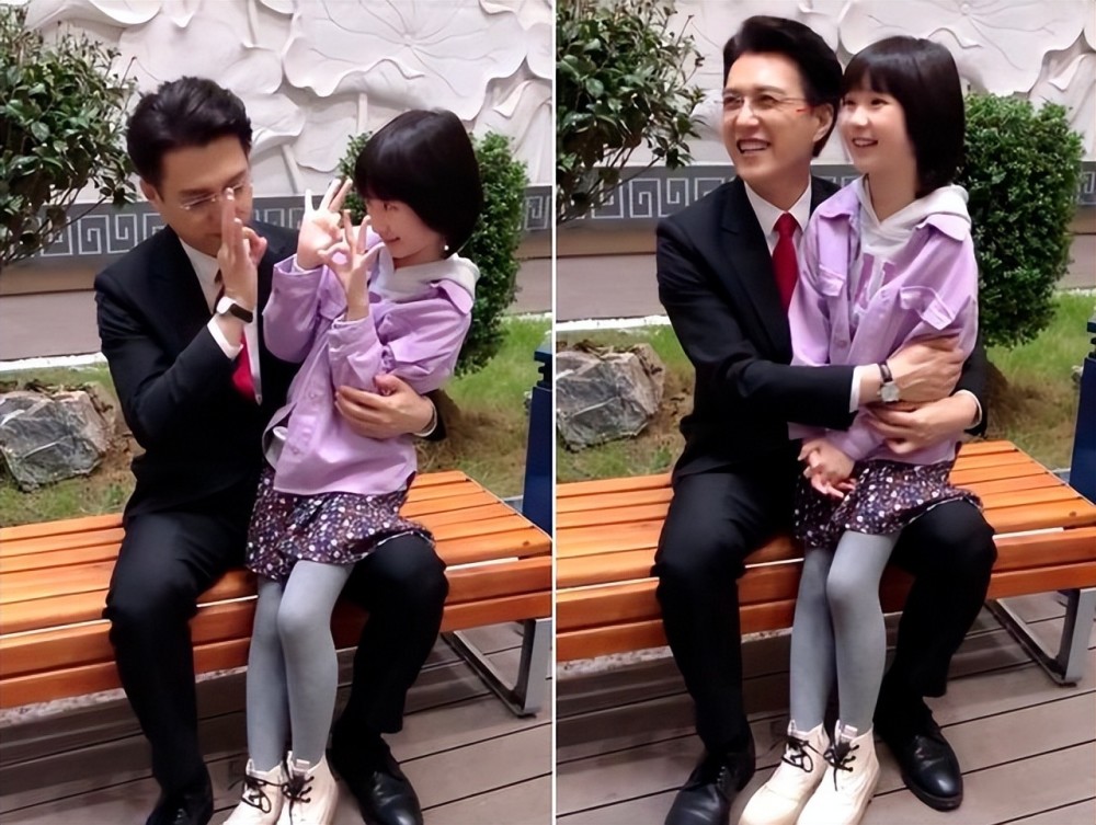 靳东片场穿睡衣与人热聊,跷二郎腿气场强大,搭肩小演员显慈爱_腾讯