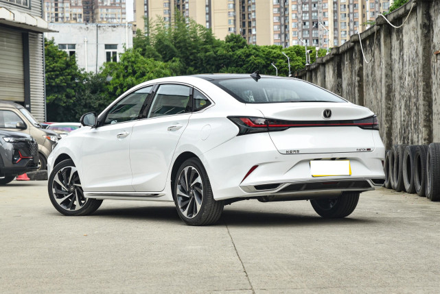 长安推出全新轿车,前脸科幻,车长4米8满油950公里,不到10万_腾讯新闻