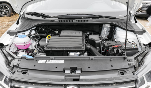 在动力方面,桑塔纳全系采用的代号为dlf的自然吸气发动机,它的排量为