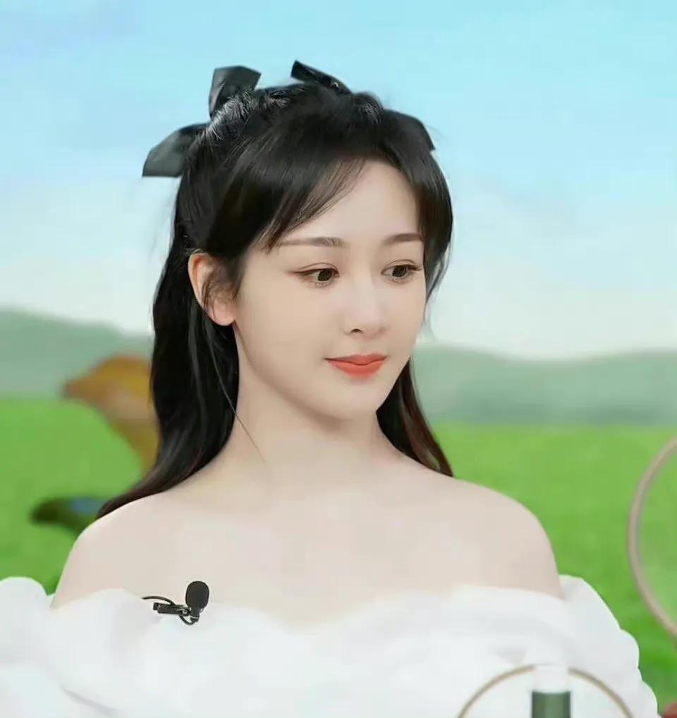 杨紫太会穿!身穿一字肩花瓣裙,公主卷发 蝴蝶结,显优雅少女风插图6