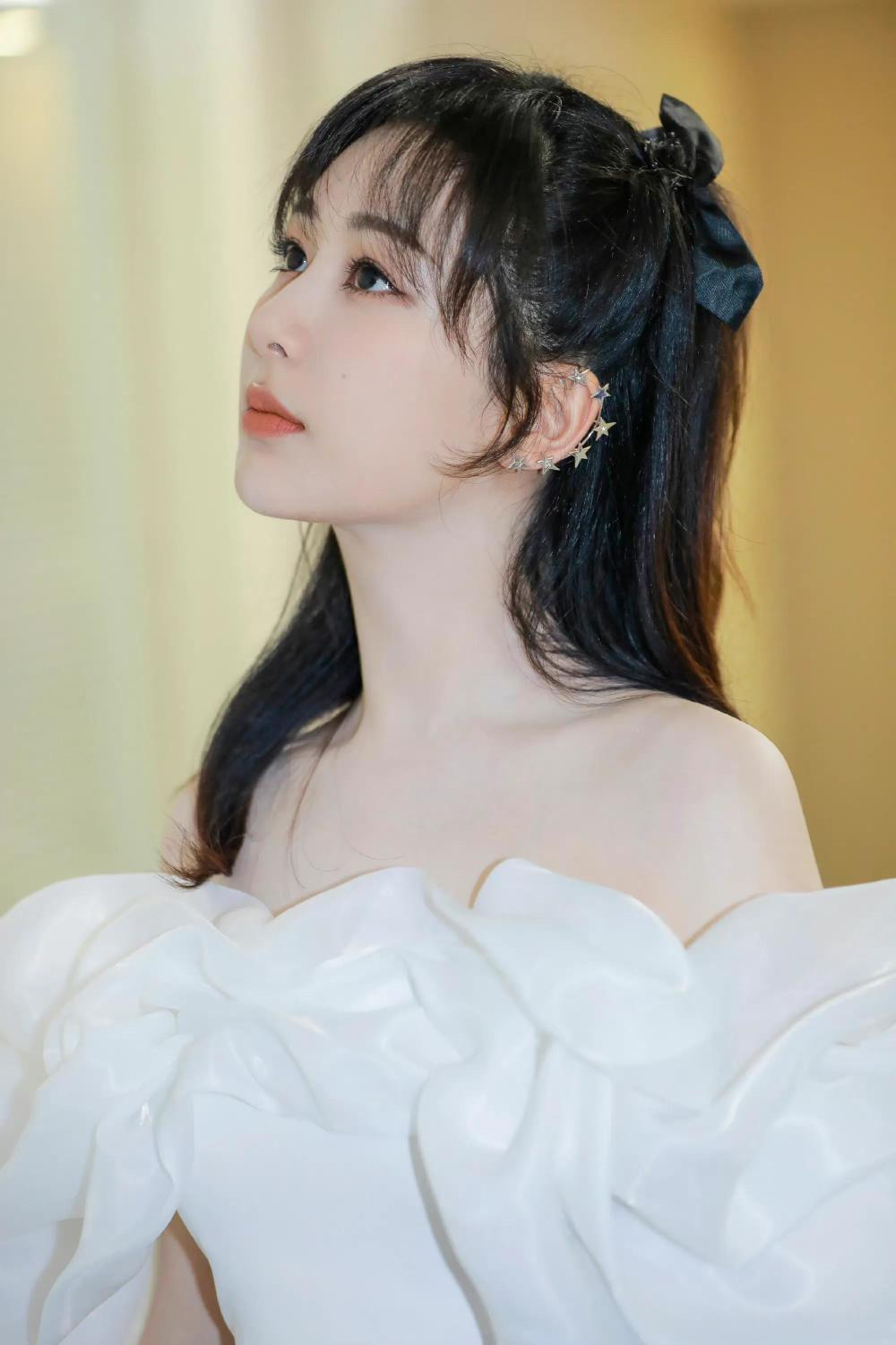 杨紫太会穿!身穿一字肩花瓣裙,公主卷发 蝴蝶结,显优雅少女风插图1