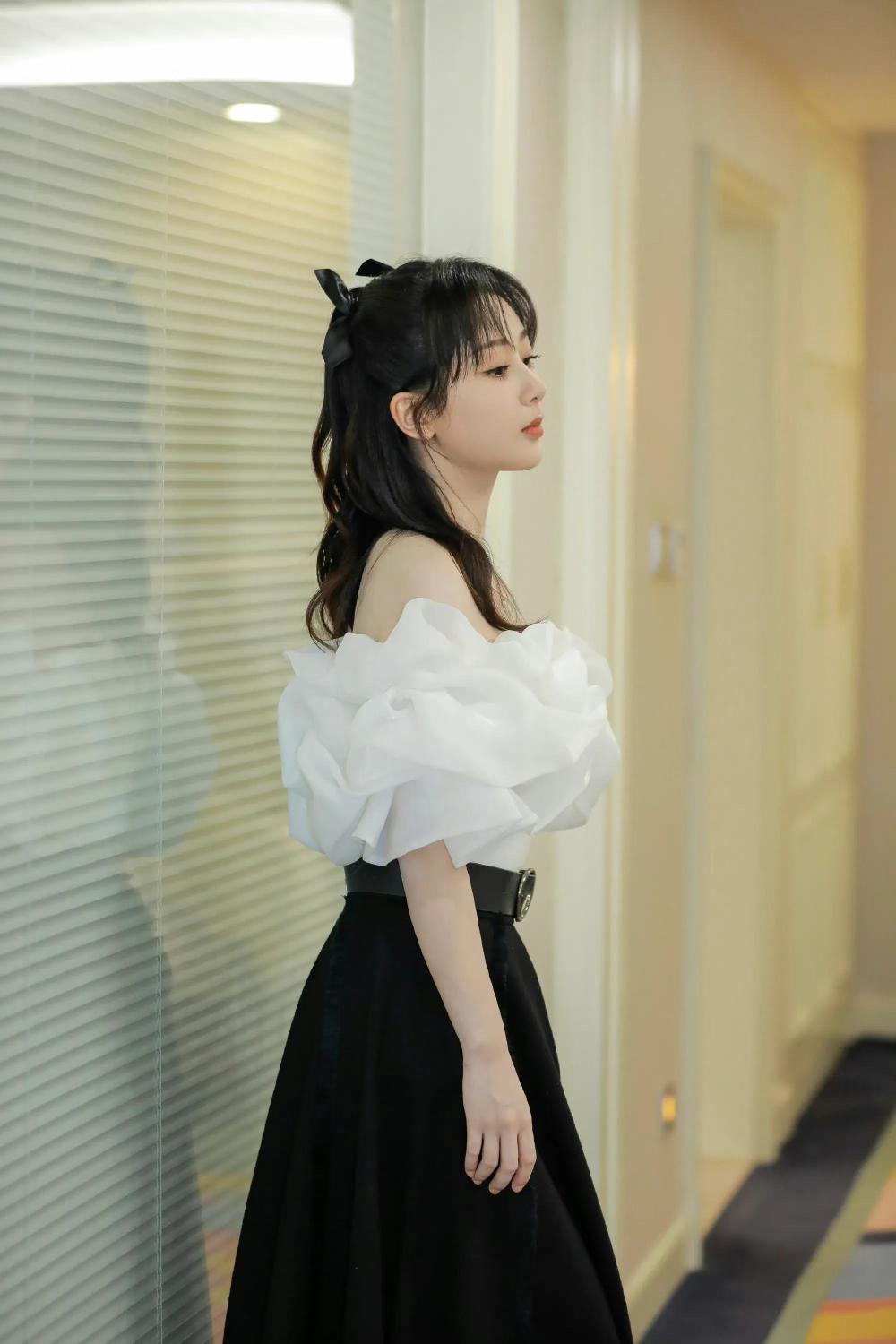 杨紫太会穿!身穿一字肩花瓣裙,公主卷发 蝴蝶结,显优雅少女风插图