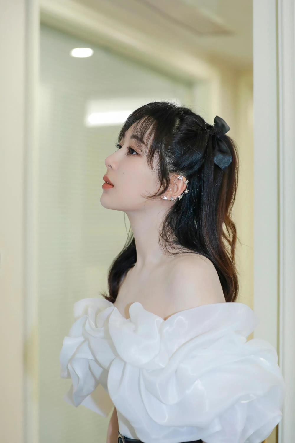 杨紫太会穿!身穿一字肩花瓣裙,公主卷发 蝴蝶结,显优雅少女风插图3