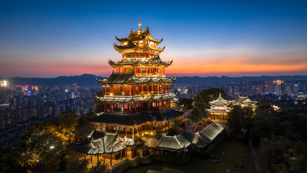 90后的唐安冰是一位城市景观,建筑空间及旅游景区摄影师,他表示,自己