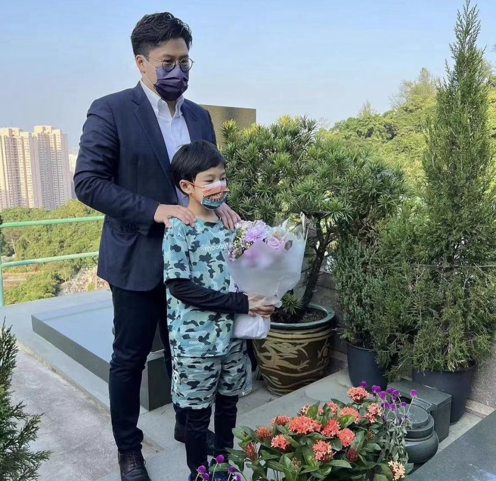 霍启刚带9岁儿子拜祭霍英东,霍中曦手拿鲜花神情肃穆悼念太爷爷_腾讯