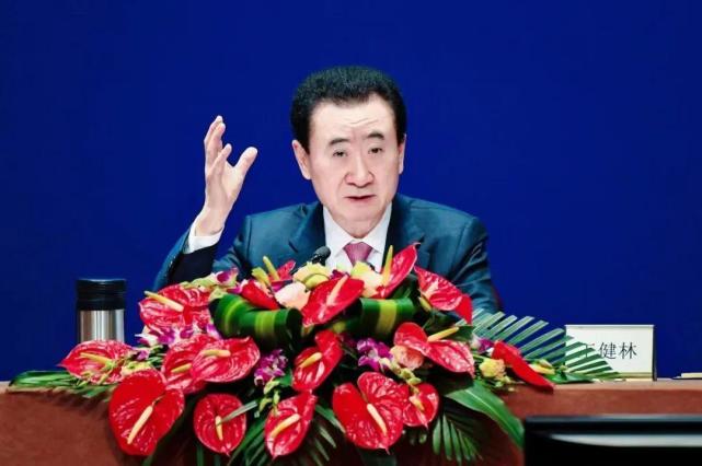 同行忙还债,王健林忙扫货