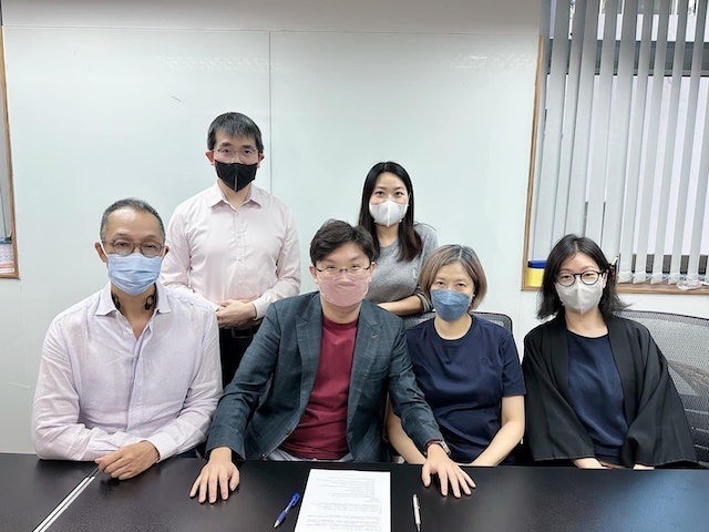 周文姬比星爷年长几岁,染了一头棕黄短发,与星爷一样不喜欢化妆打扮