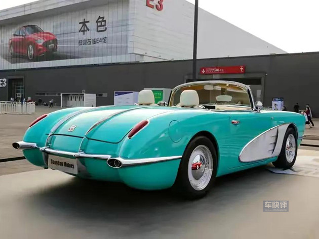 整车的设计风格就是一台妥妥的美式老爷车,车头两侧配备有双圆大灯