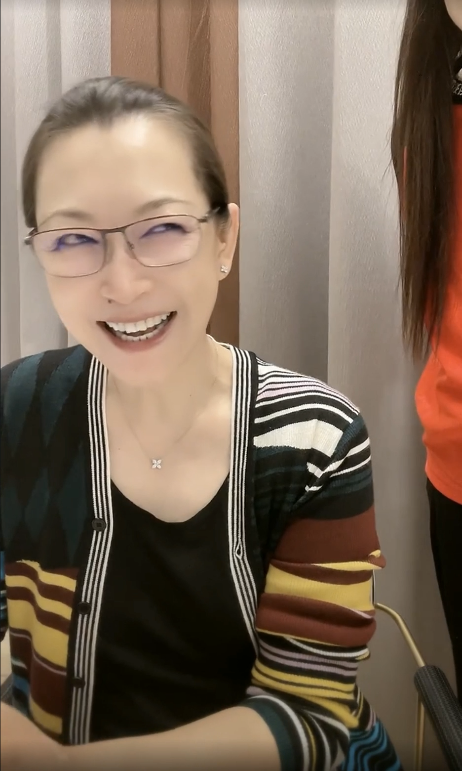 赵本山为爱妻隔空庆生,亲密互动超恩爱,57岁马丽娟瘦30斤显年轻