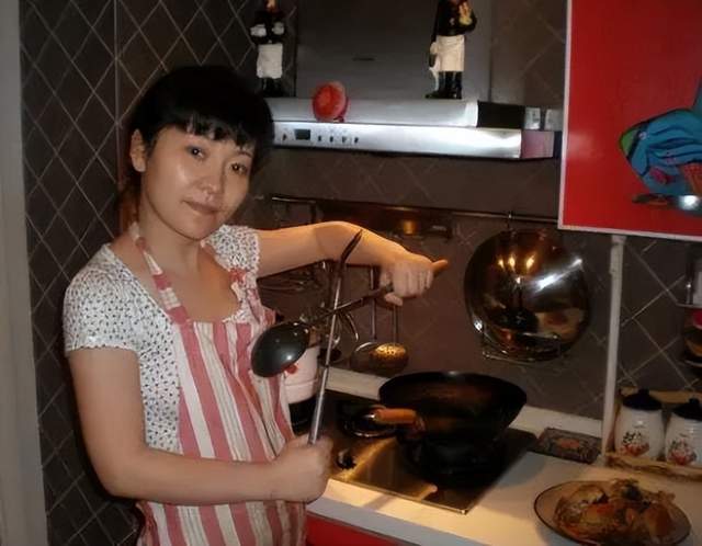 60岁依旧奋斗,曾主持《新闻30分》的胥午梅,离开央视后怎么样了