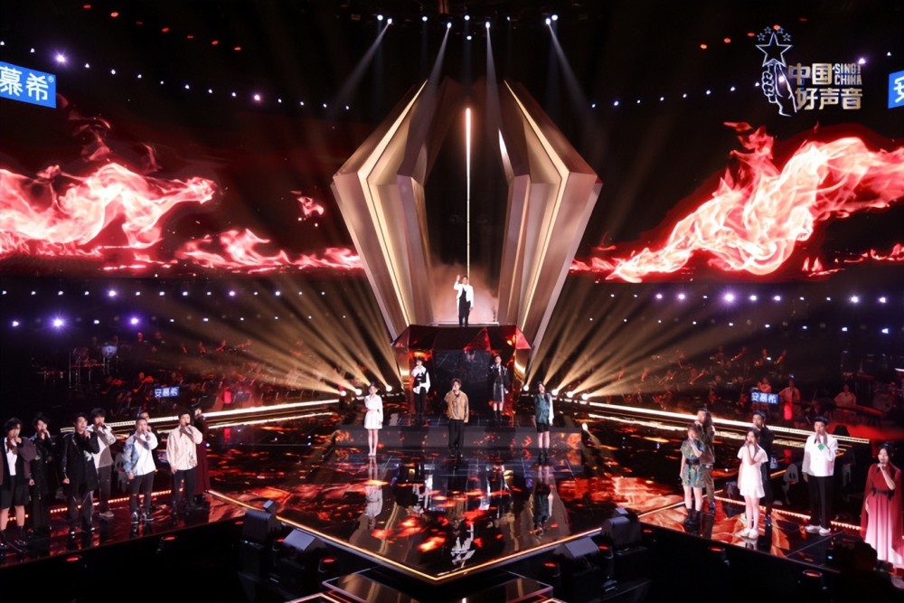 **舞台表演是"好声音见证人"刘德华带领24强学员齐唱《**人》!