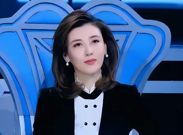 央视四套女主播:李红被曝出负面新闻,梦桐曾因没钱买衣服被嘲讽_腾讯