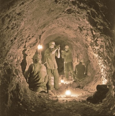 林县县委组织修渠大军从四面八方开进太行山,县委书记杨贵与群众