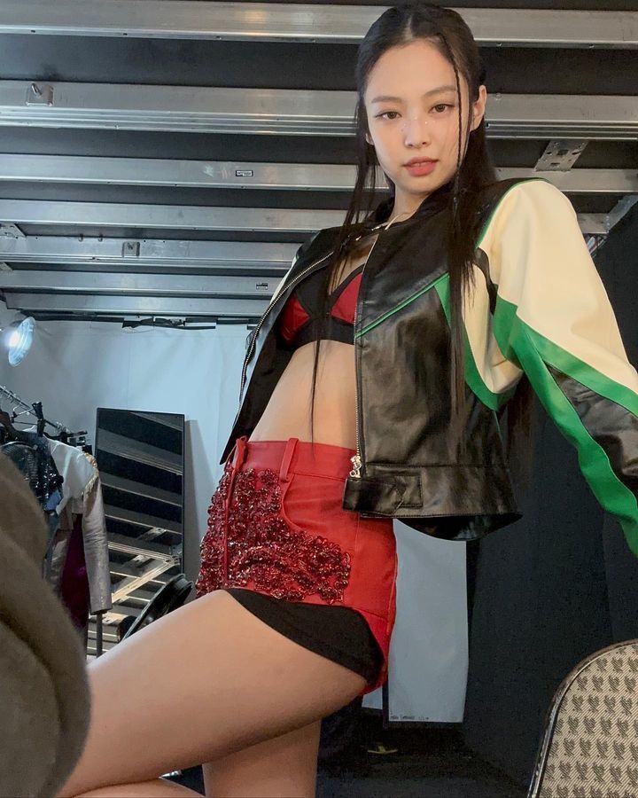 blackpink jennie舞台装太暴露?就像是比基尼服装一样!_腾讯新闻