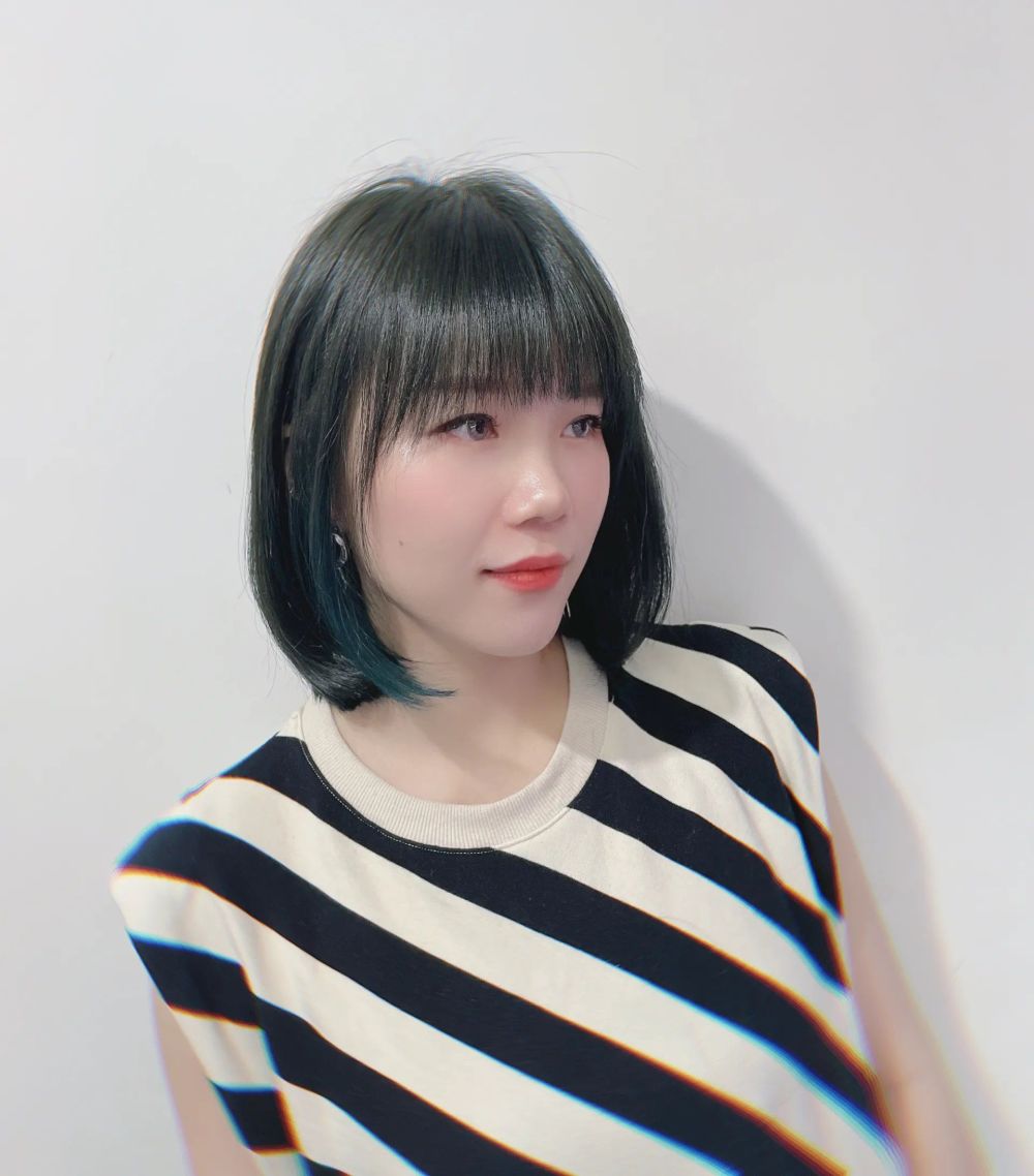 打造出很好的小脸效果,闷青发色配上蓝色的挂耳染,很有特色又显肤白