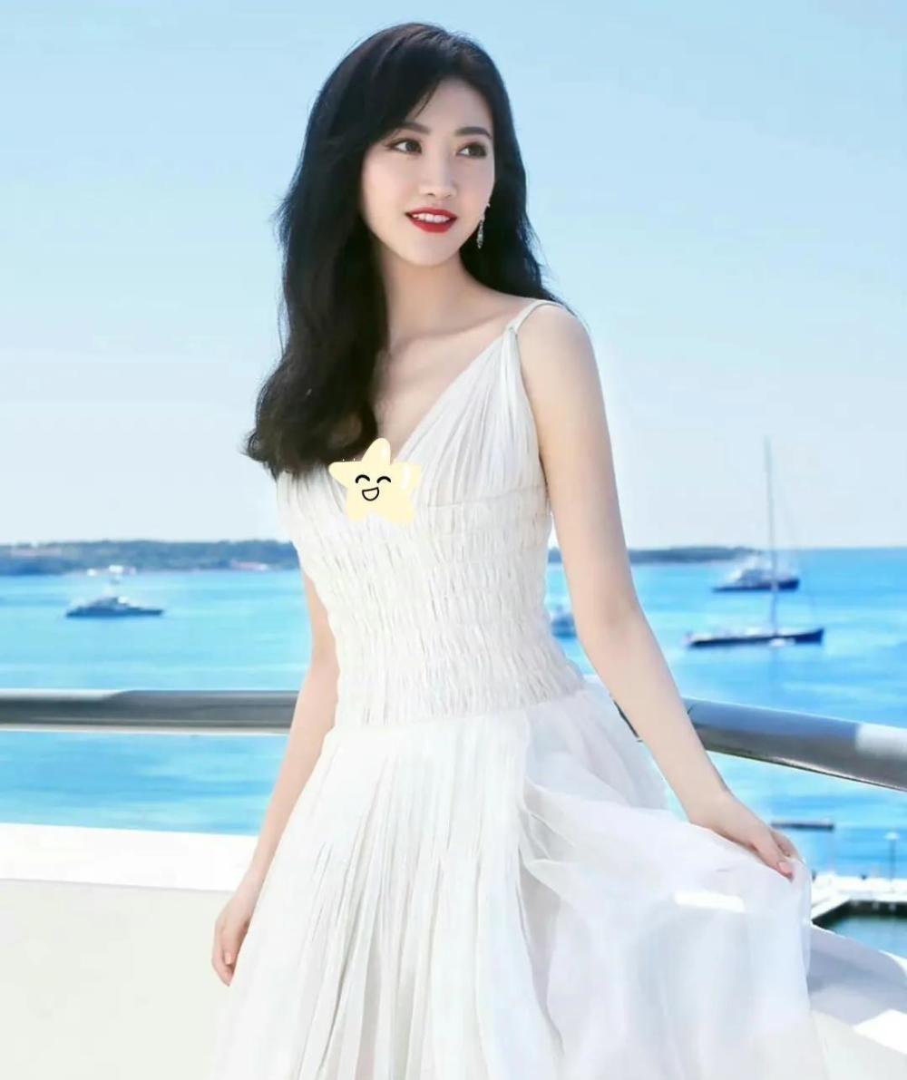 "人间富贵花"景甜,一袭v领连衣裙清新脱俗,温婉可人插图4