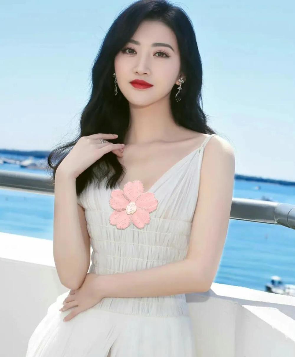 "人间富贵花"景甜,一袭v领连衣裙清新脱俗,温婉可人插图6