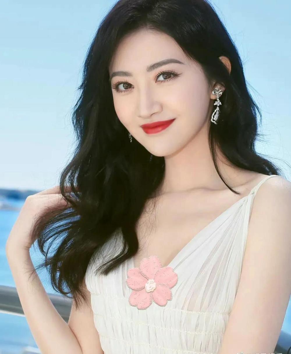 "人间富贵花"景甜,一袭v领连衣裙清新脱俗,温婉可人插图5