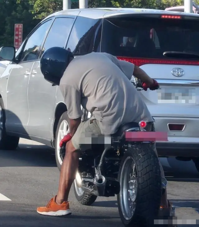 台湾歌手张震岳内地考驾照,眉头紧皱骑三轮车,打扮朴素似送水工