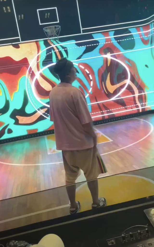 王思聪凌晨带新女伴在酒吧玩,不见女友慎婕,张嘉倪老公买超现身_腾讯