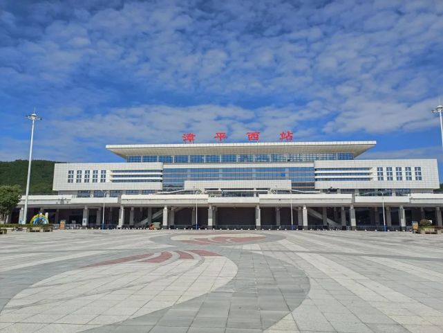 2018年,南龙铁路通车运营,漳平西站也投入使用.