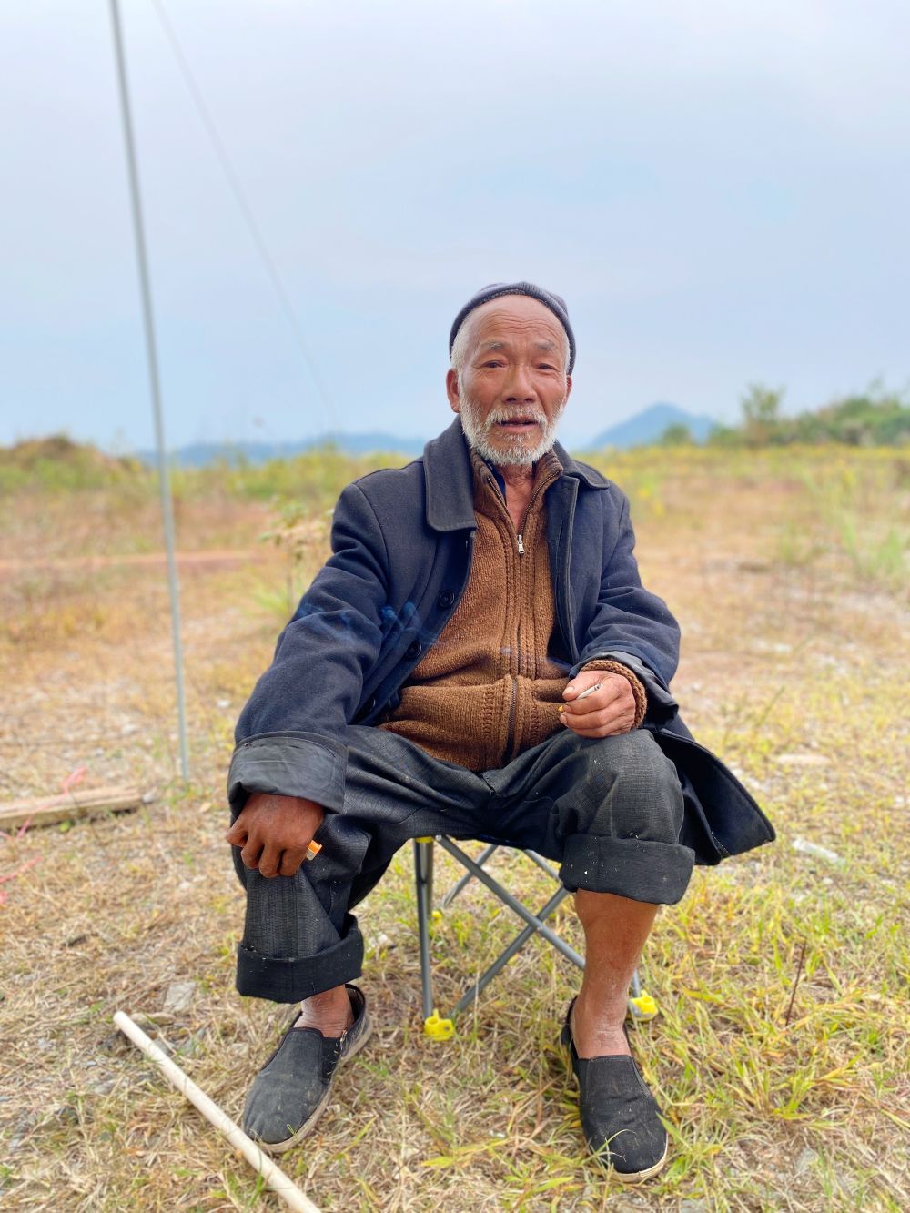 露营深山遇见78岁低保户老人一家,他们平凡如同尘埃,或已超脱世俗