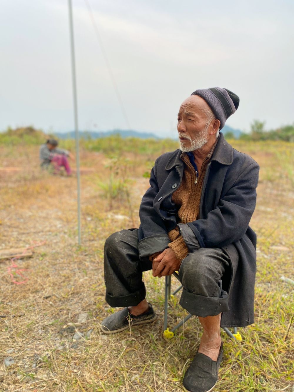 露营深山遇见78岁低保户老人一家,他们平凡如同尘埃,或已超脱世俗