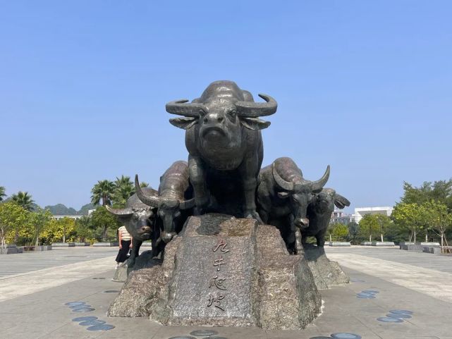 九牛爬坡广场.城市建设日新月异.华灯初上的崇左.