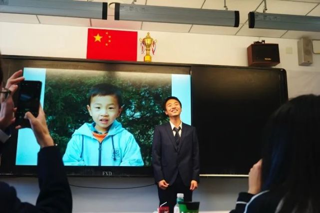 成人礼活动中的郑天翔不是从外向内施压,而是赋能于内,这应该是教育之