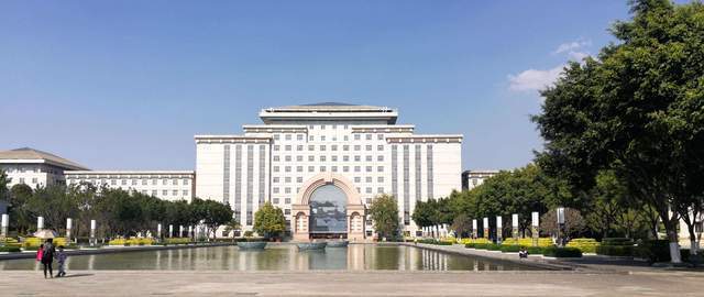 红河州政府大楼于2005年5月建成,占地面积827亩,建设总投资4.