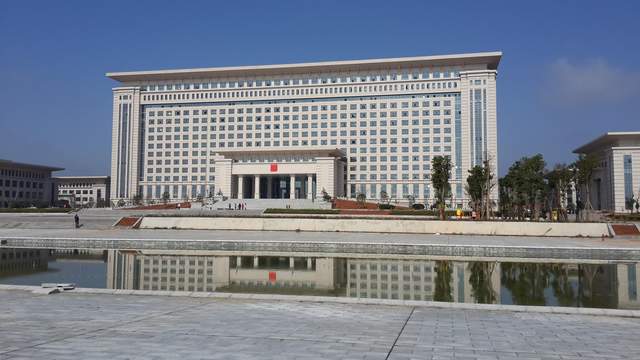 攸县是湖南省株洲所辖县,去年攸县的gdp为457亿元,该政府大楼建于2013
