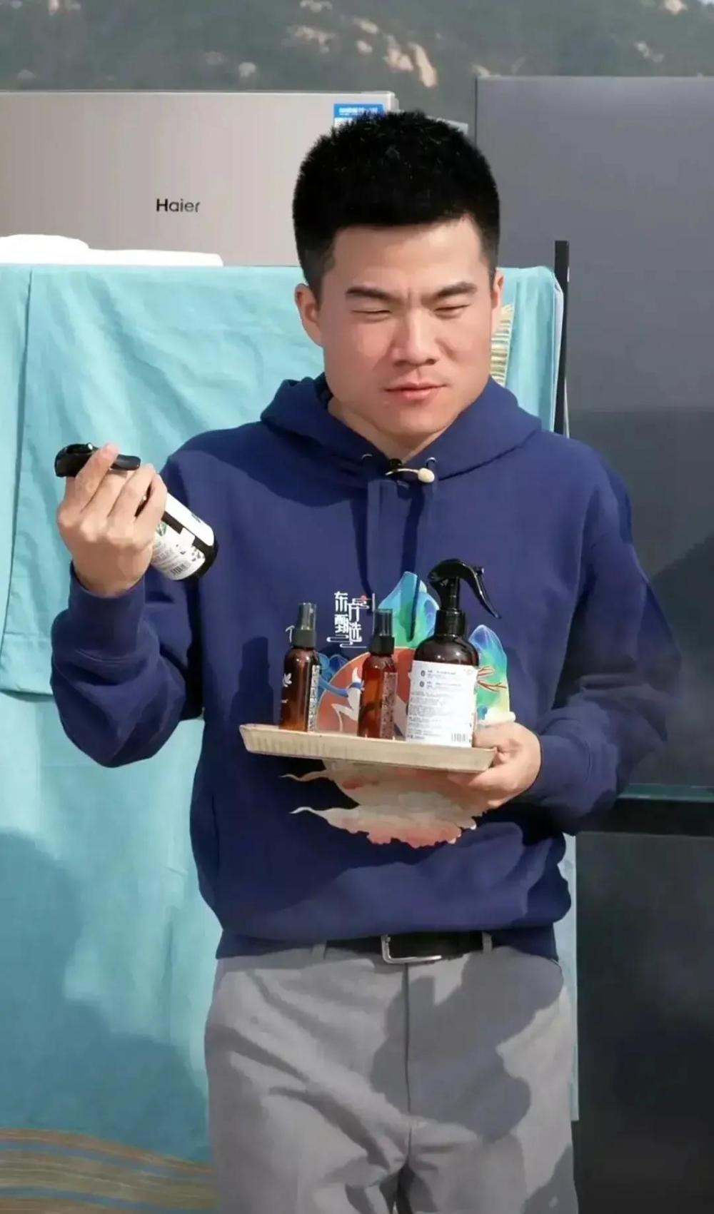 董宇辉在青岛卖章丘大葱在山东吃的每一口食物都充满文化感