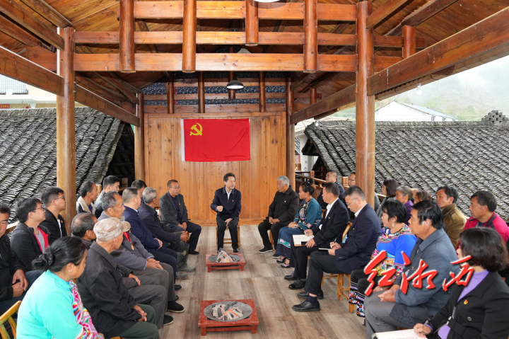 朝着共同富裕团结奋斗虢正贵到吉首市隘口村传达党的二十大精神