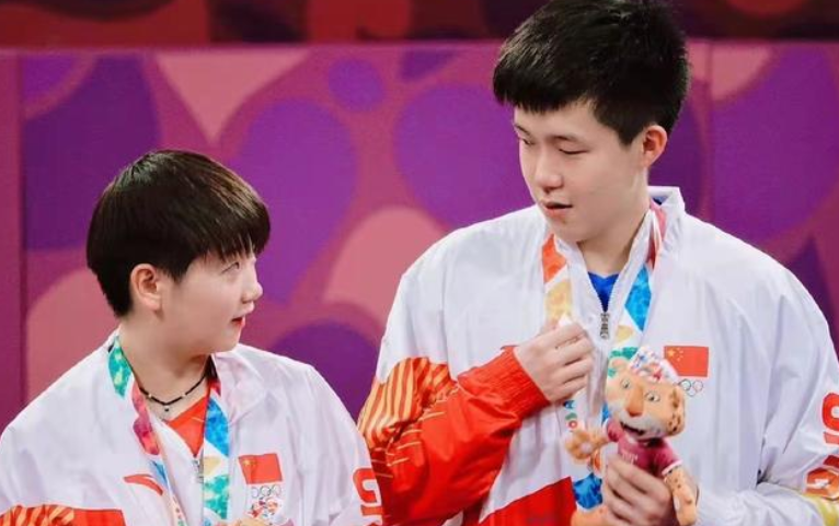 但是莎莎和大头以男女单打冠军头衔一起合影的场面,只在前不久结束的