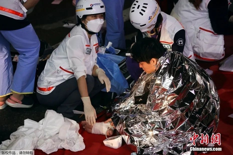 现场“堆叠了5到6层人”！4名中国公民遇难，遇踩踏事故该怎么办？