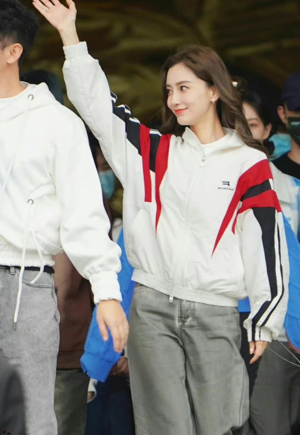 杨颖《奔跑吧兄弟》特别季造型,白色夹克配牛仔裤,复古运动风好靓插图