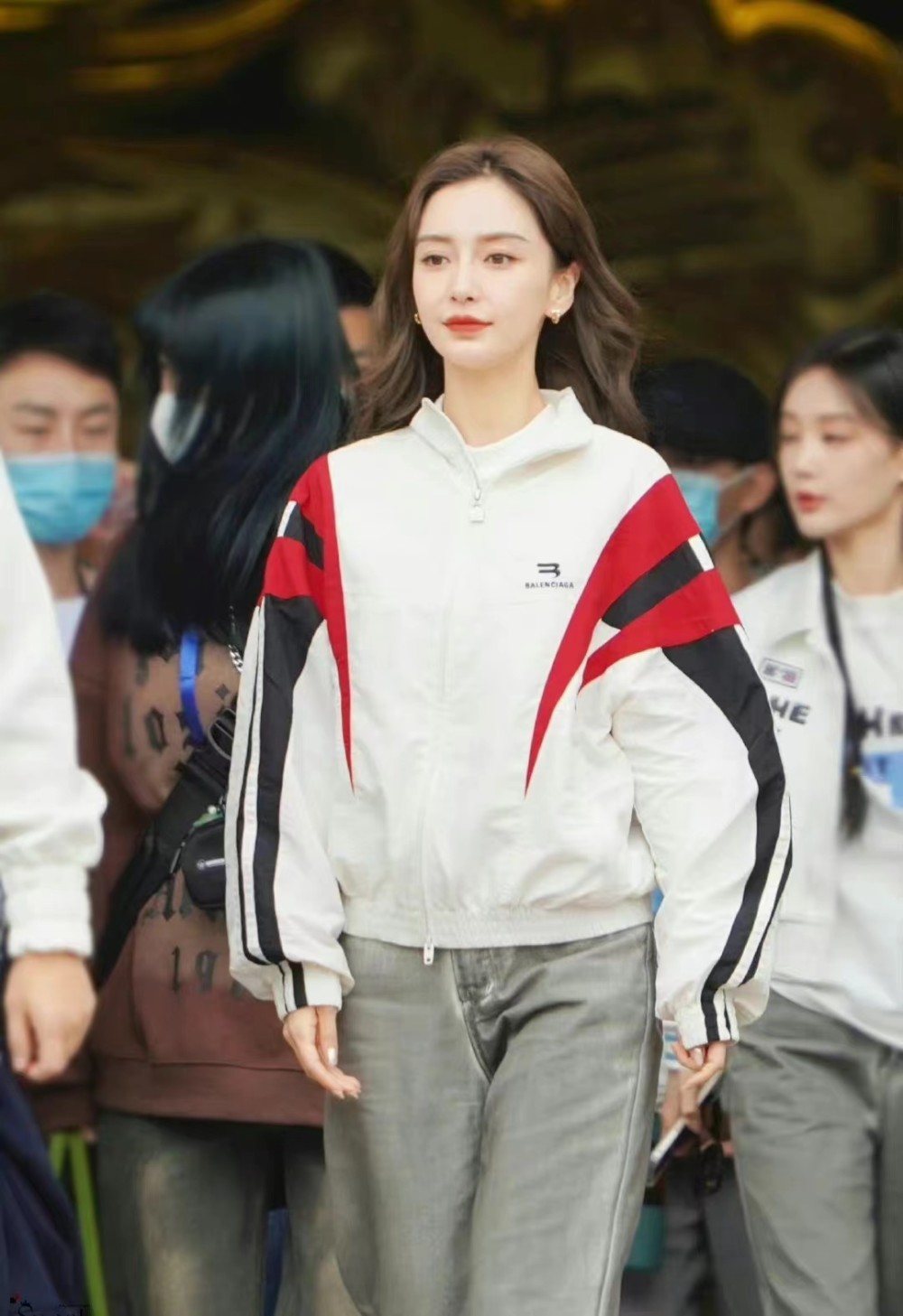 杨颖《奔跑吧兄弟》特别季造型,白色夹克配牛仔裤,复古运动风好靓插图