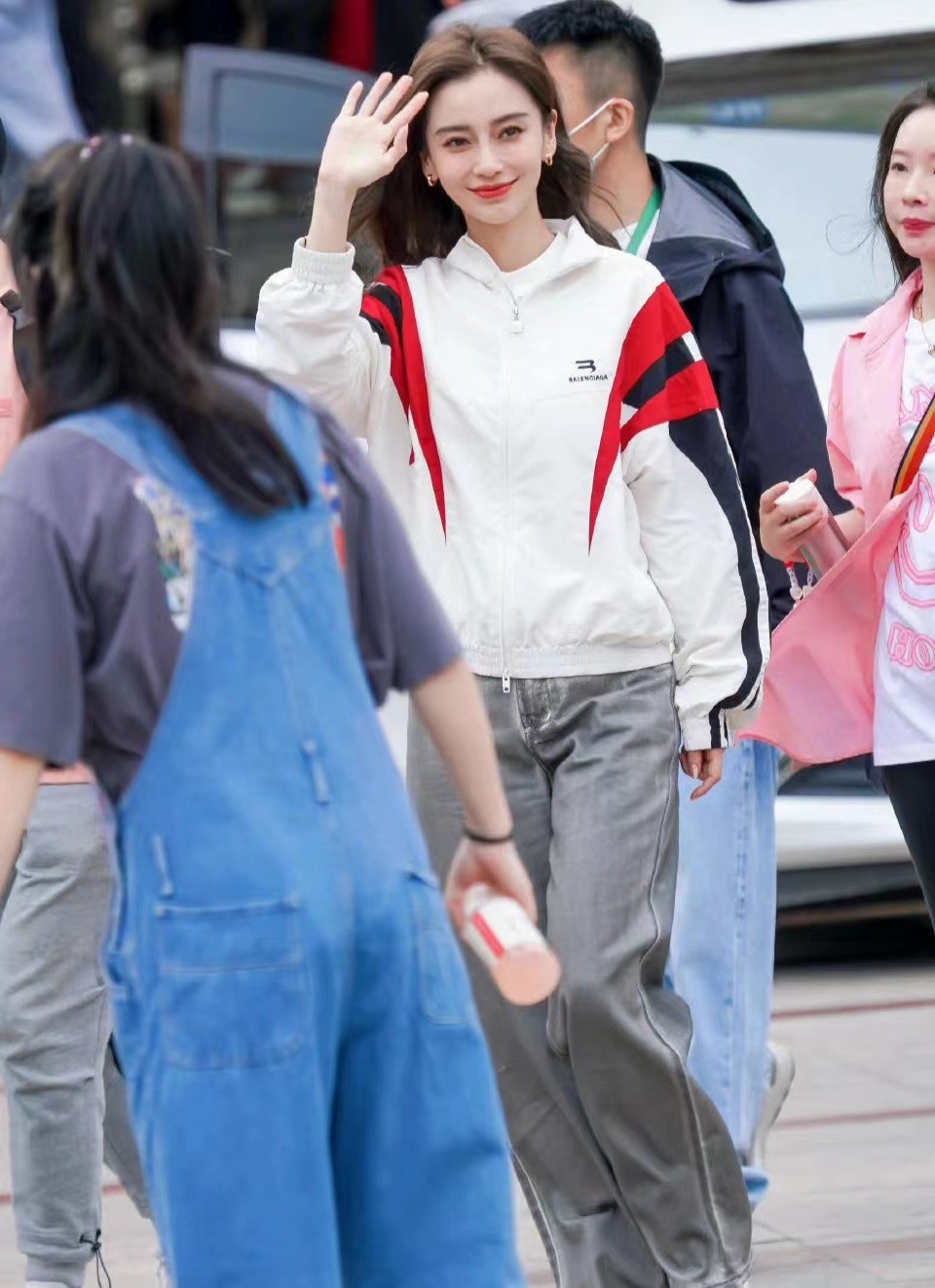 杨颖《奔跑吧兄弟》特别季造型,白色夹克配牛仔裤,复古运动风好靓插图