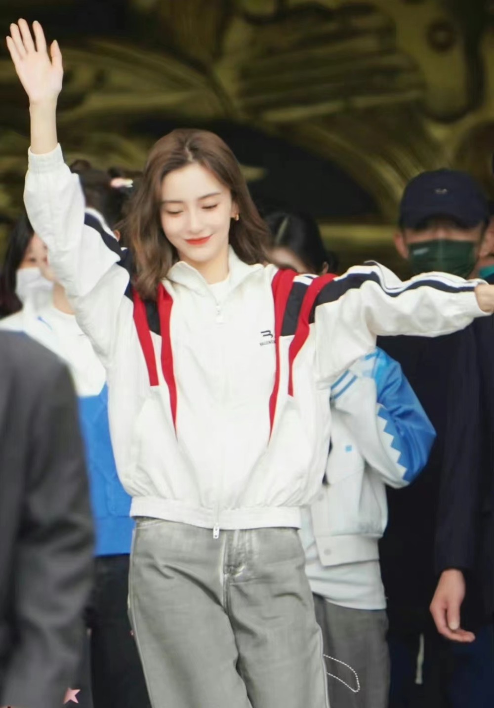 杨颖《奔跑吧兄弟》特别季造型,白色夹克配牛仔裤,复古运动风好靓插图