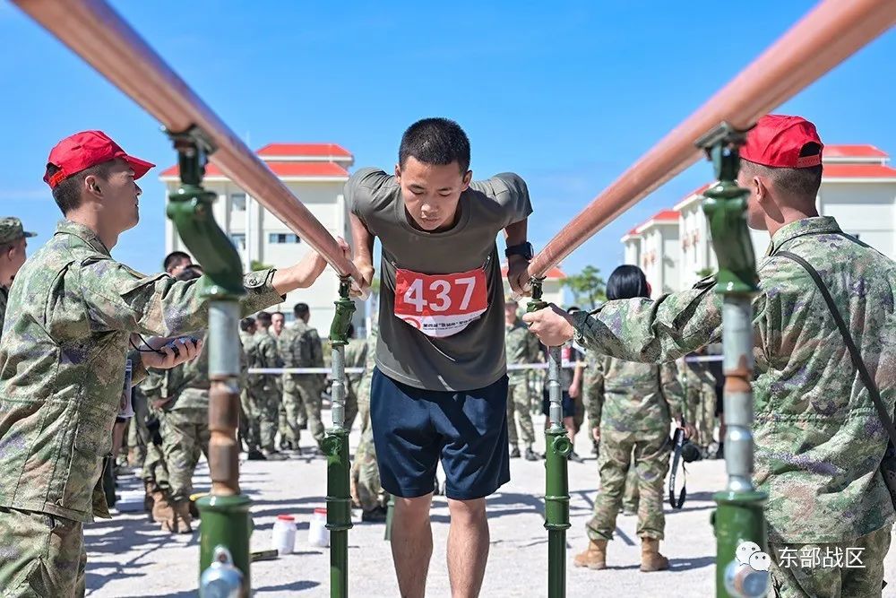 乐建彬获得第二名与第三名隋祖龙在单杠二练习中双手被磨破仍然咬牙