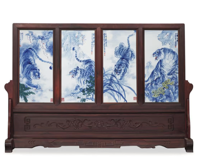 卢伟,1967年出生于江苏宜兴,毕业于景德镇陶瓷学院美术系,获文学学士