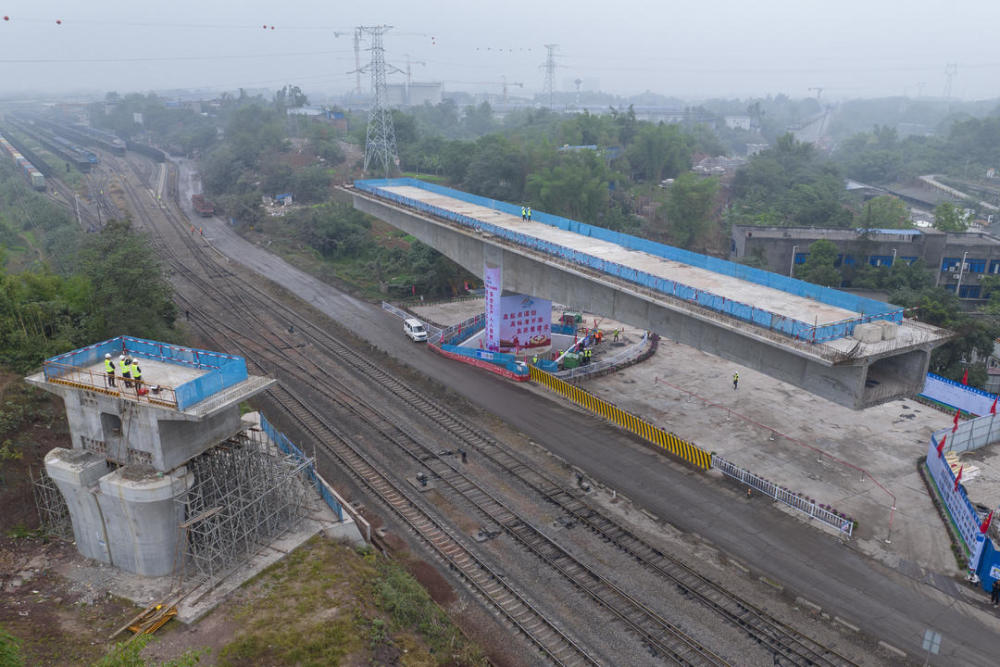 重庆至昆明高速铁路首座转体梁成功转体