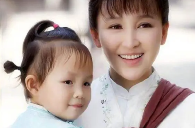 杨志刚嫂子岳丽娜罕晒娃,9岁女儿可爱像老爸,曾客串《娘道》-腾讯新闻