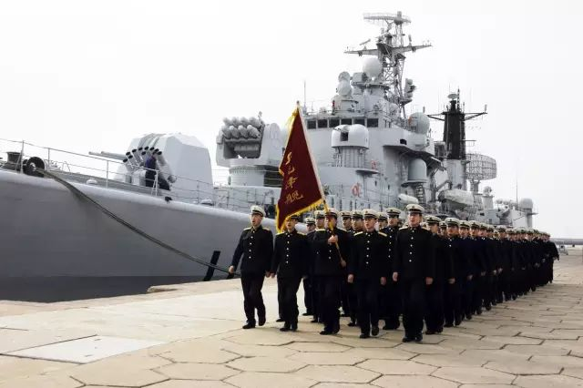 舰员集智攻关入列该支队国产某型驱逐舰首舰——哈尔滨舰走向深蓝的
