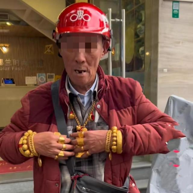 上海一大爷戴黄金首饰招摇过市,有人问还骄傲说值60万_腾讯新闻