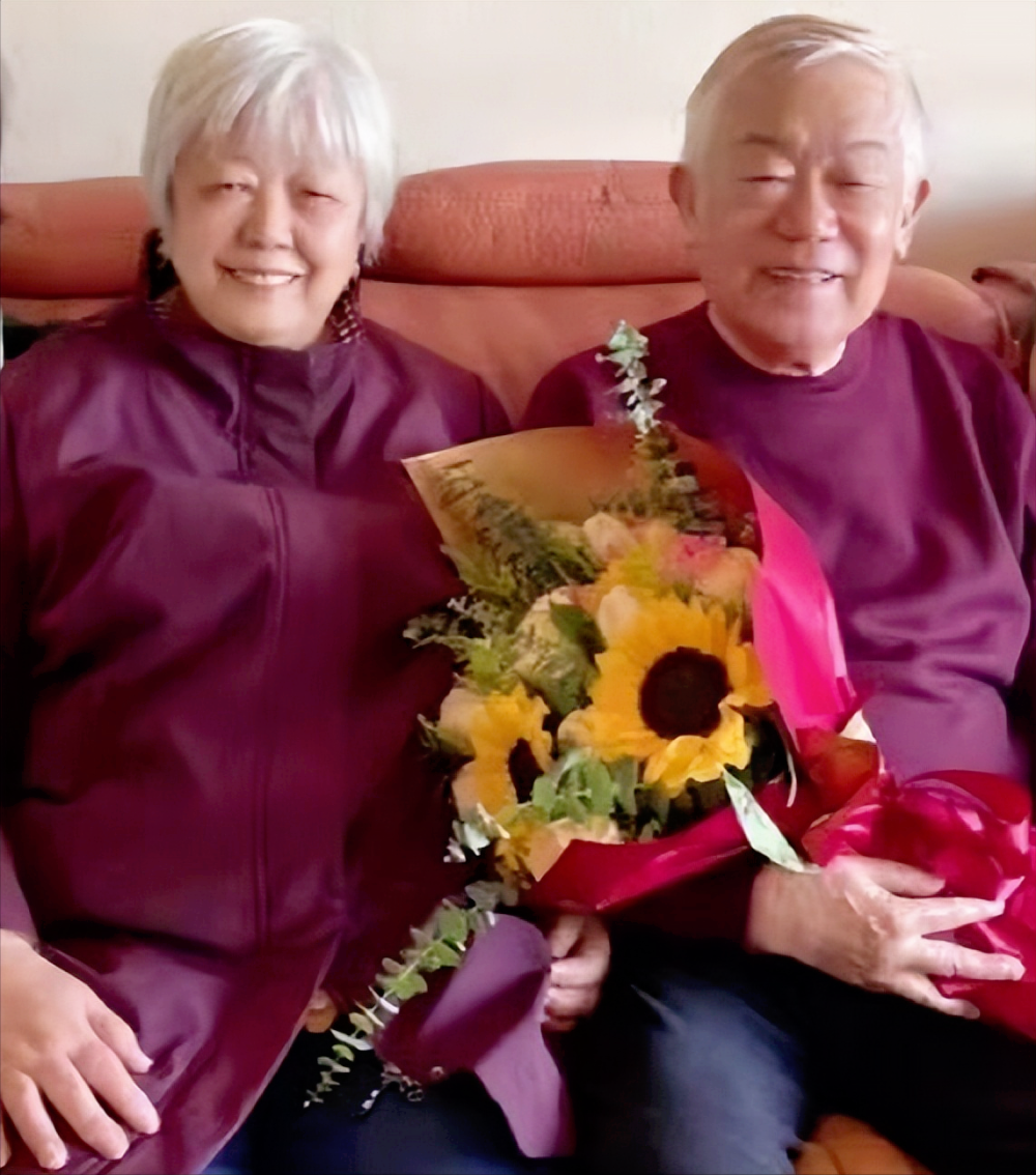 老戏骨高明:娶初恋妻子爱到老,与儿女比邻而居,儿孙满堂好幸福_腾讯