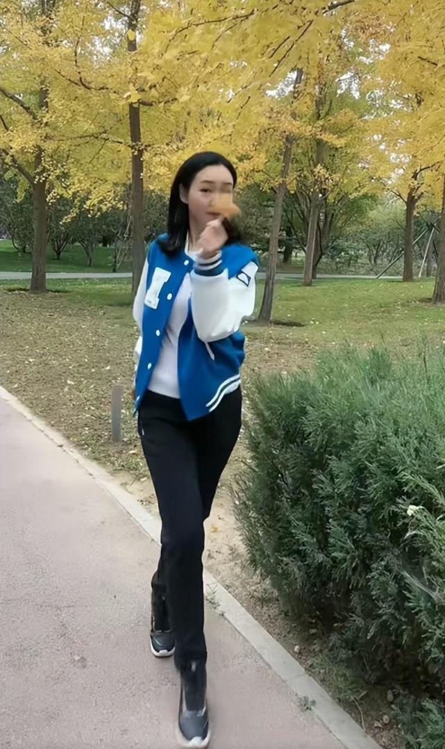 主持人周群近况曝光,站在公园里跳舞,曾切肠息肉