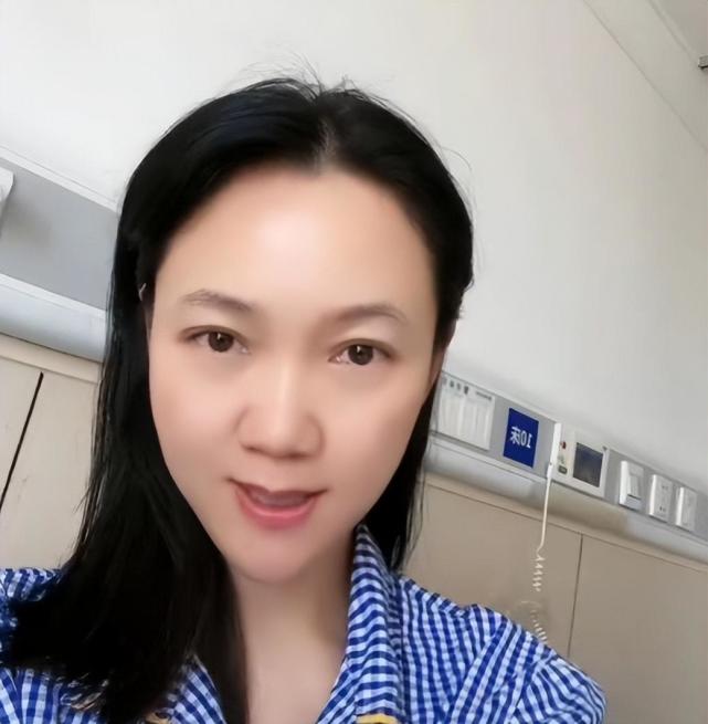 主持人周群近况曝光,站在公园里跳舞,曾切肠息肉