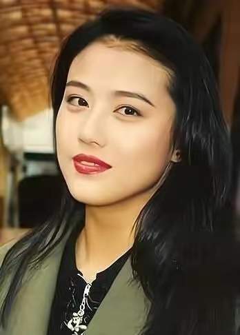 港星女神周海媚晒近照皮肤白皙体态显丰腴55岁颜值似冻龄